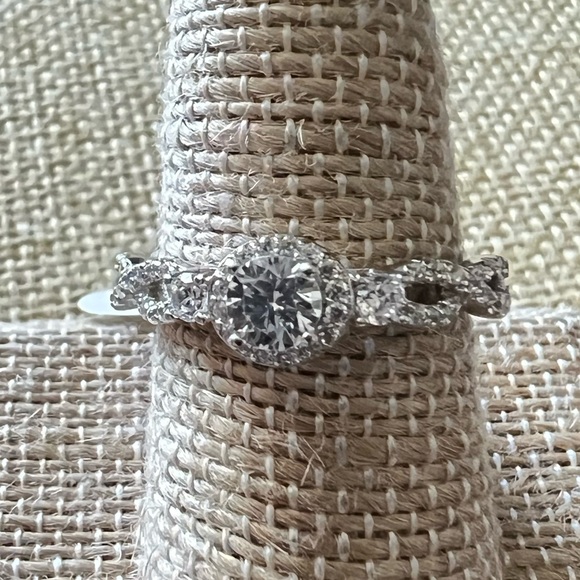 New Sterling Silver Iced CZ Cubic Zirconia Ring Size 8 - Picture 7 of 7